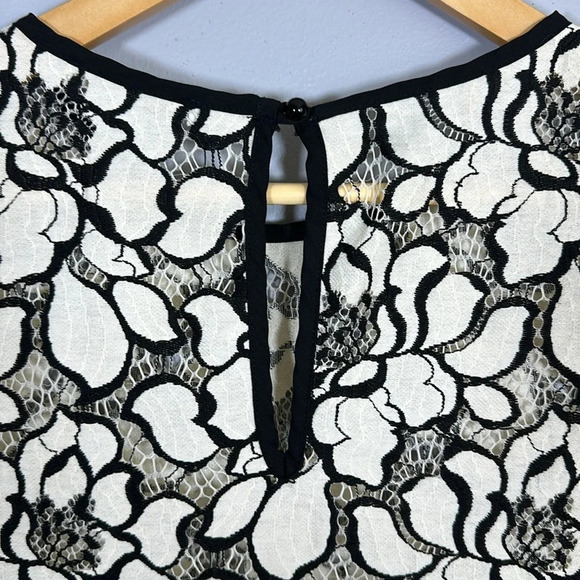 Caramela Floral Short Sleeve Top And Shorts Set with Lace Trim Small/Medium - Picture 5 of 11